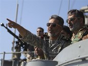 Íránský admirál Habiboláh Sajárí bhem vojenkého cviení v Ománském moi.