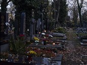 Hbitov Malvazinky na Smíchov, kde má být pohben Karel Gott, se pod vrstvami...