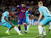 Lionel Messi se snaí probít pes Ibrahima Traorého.