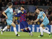 Lionel Messi se probíjí pes Vladimíra Coufala (vpravo) a Ondeje Kúdelu.