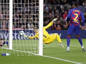 André ter Stegen vyráí mí mimo bránu, pihlíí Nelson Semedo (vpravo)