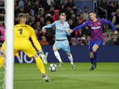 Clement Lenglet stíhá Petra evíka.