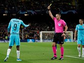 Michael Oliver napomíná Petera Olayinku.