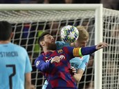 Lionel Messi v hlavikovém souboji s Michalem Frydrychem.