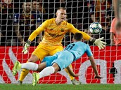 André ter Stegen inkasuje gól z hlaviky Jana Boila, kvli ofsajdu vak nebyl...