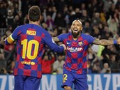 Arturo Vidal a Lionel Messi se radují z gólu, který vak kvli ofsajdu nebyl...