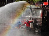 Demonstranta v chilském Santiagu se snaí policisté trefit vodním dlem.