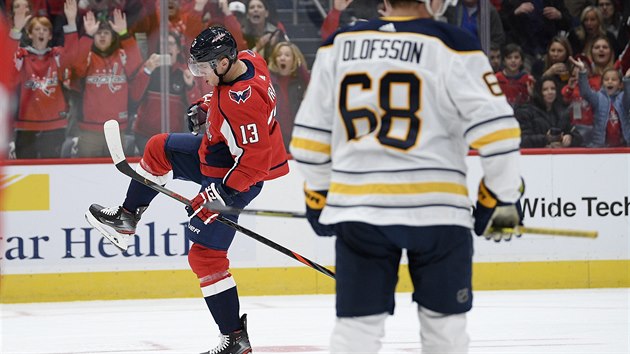 Útoník Washington Capitals Jakub Vrána (vlevo) se raduje z gólu v zápase proti...