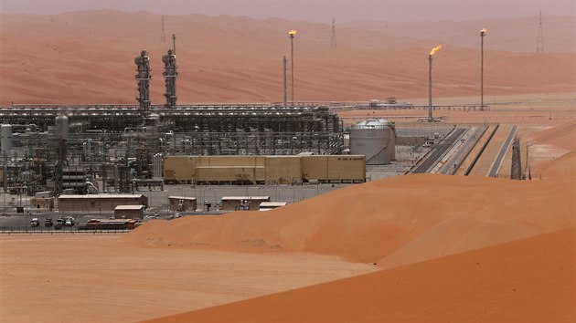 Pohled na ropnou rafinerii spolenosti Saudi Aramco