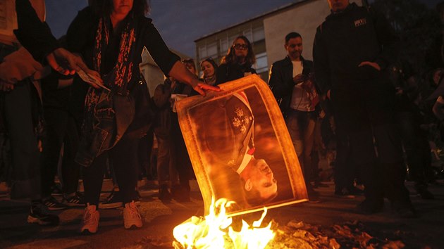 Demonstranti zapalovali podobiznu  krále