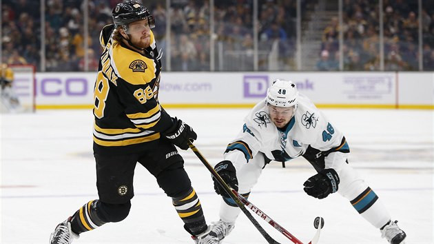 Díky gólu a pihrávce Davida Pastráka vyhrál Boston nad Pittsburghem 6:4.