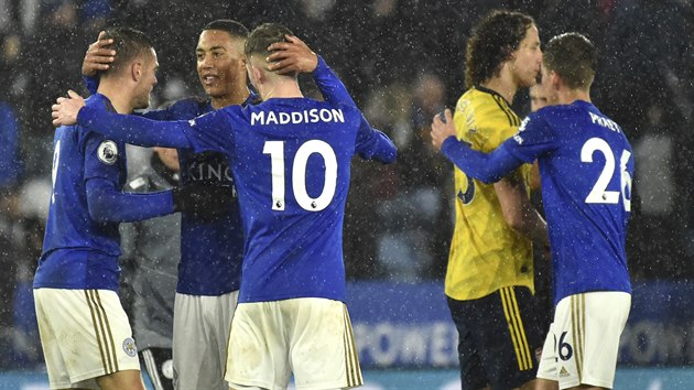 Fotbalisté Leicesteru slaví gól do sít Arsenalu.