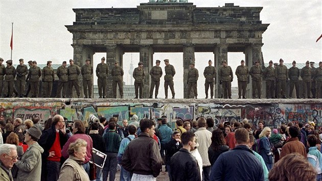 Východonmecké hlídky na berlínské zdi u Brandenburské brány. Fotografie z 11....