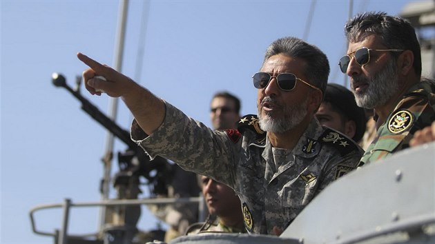 Íránský admirál Habiboláh Sajárí bhem vojenkého cviení v Ománském moi.