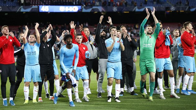 Ond�ej Kol�� a jeho spoluhr��i d�kuj� fanou�k�m Slavie.