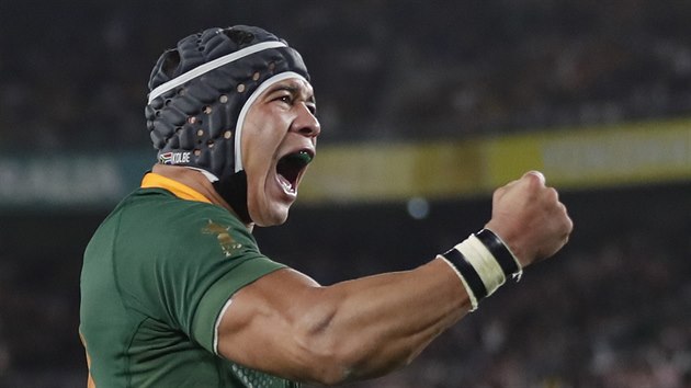 Jihoafrian Cheslin Kolbe oslavuje vítzství nad Anglií.