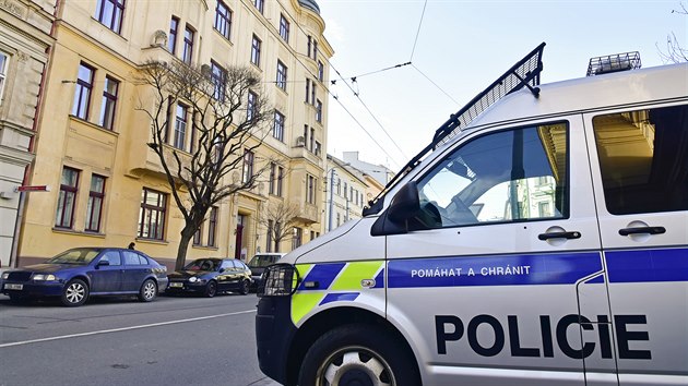 Policejní vz poblí domu v Údolní ulici v Brn, kde policisté 7. bezna 2019...