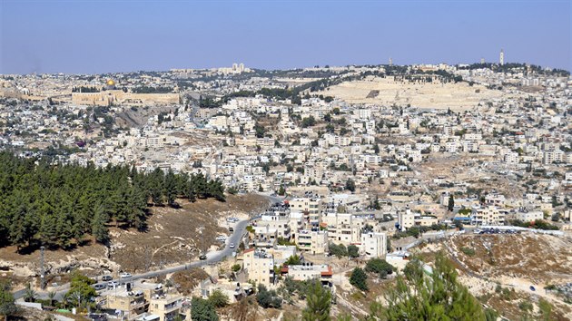 Pohled na východní Jeruzalém z lokality French Hill, vlevo vzadu je Skalní dóm...