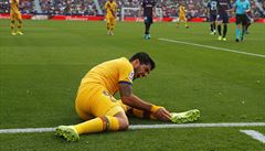 Zranný Luis Suárez v utkání s Levante.