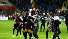 Fotbalisté Frankfurtu slaví výhru nad Bayernem