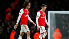 Zklamaní Mesut Özil and Matteo Guendouzi po konci utkání s Wolverhamptonem, se...