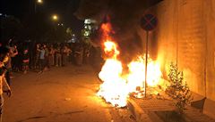 Ohe ped íránskou ambasádou v irácké Karbale pi protivládních demonstracích.