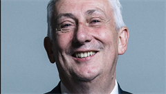 Labourista Lindsay Hoyle se stal pedsedou britské Dolní snmovny