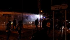 Policie p�i zásahu pou�ívá vodní d�la.