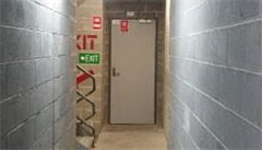 Bernard Gore zem�el na po�árním schodi�ti v obchodním centru.