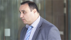 Bernard Gore zem�el na po�árním schodi�ti v obchodním centru.