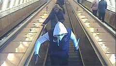 Muž ohrožoval v metru cestující nožem