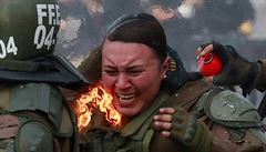 Hořící policistka při zásahu na protestech v Chile | na serveru Lidovky.cz | aktuální zprávy