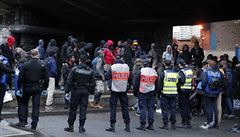 Francouztí policisté dnes ráno zaali evakuovat uprchlíky z provizorních...
