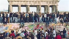 Fotografie z listopadu 1989, na které východní a západní Němci stojí na... | na serveru Lidovky.cz | aktuální zprávy