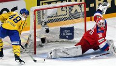 Carl Klingberg se snaí pekonat ruského brankáe Igora Bobkova