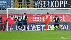 Koubek chytil penaltu a pomohl Augsburgu k vhe, Lipsko vyhrlo i bez zrannho Schicka