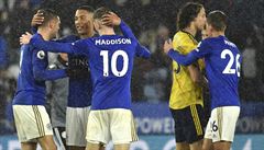 Fotbalisté Leicesteru slaví gól do sít Arsenalu.