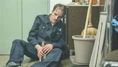 Snímek U zlaté rukavice (2019). Re�ie: Fatih Akin.