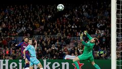 Ond�ej Kolá� parádn� zasahuje po st�ele Lionela Messiho.