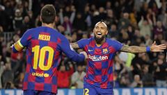 Arturo Vidal a Lionel Messi se radují z gólu, který v�ak kv�li ofsajdu nebyl...