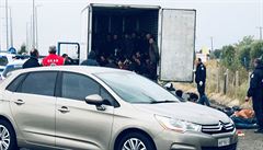 Řecká policie zadržela kamion se 41 migranty. Ukrývali se v nákladním prostoru, žádný nebyl zraněn