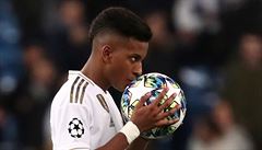 Fotbalista Realu Madrid Rodrygo líbá míč, se kterým vsítil hattrick.