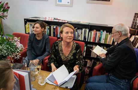 Křest knížky Máme holý ruce autorky Magdalény Platzové (uprostřed).