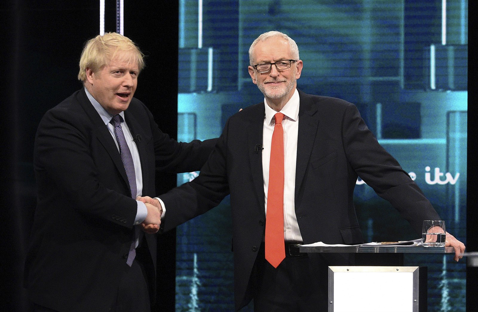 Jeremy Corbyn a Boris Johnson při televizní debatě.