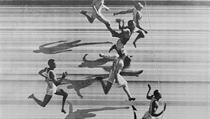 Harrison Dillard (dole) vítězí na olympiádě v roce 1948 na hladké stovce.