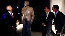 Na stee americk armdy v Berln odhalil Pompeo sochu Ronalda Reagana.