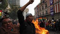Oponenti prezidenta Bolvie Eva Moralese oslavuj jeho rezignaci v La Paz.