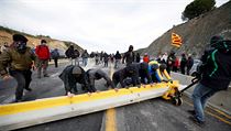 Členi katalánského protestního hnutí s názvem Demokratická tsunami zablokovali...