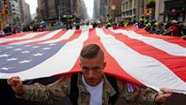 Vetern americk armdy Bradley Durfee nese v den vetern americkou vlajku se...