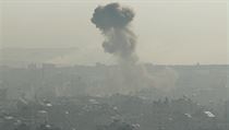 Stoupajc dm po explozi rakety v psmu Gaza.